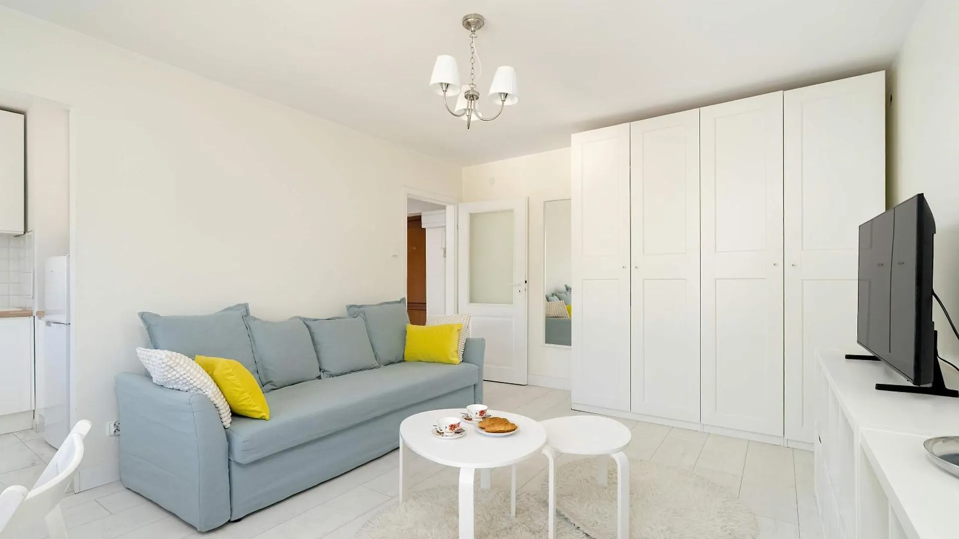 Grochowska Bright Studio With Desk By Noclegi Renters Poznań
