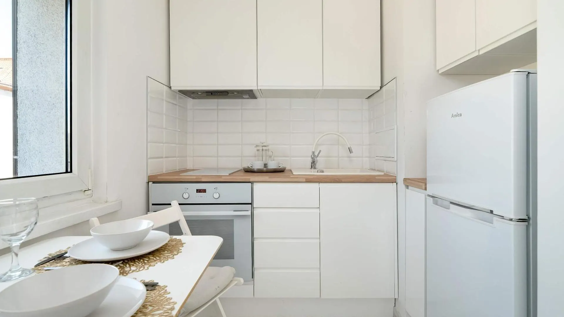 Lejlighed Grochowska Bright Studio With Desk By Noclegi Renters Poznań